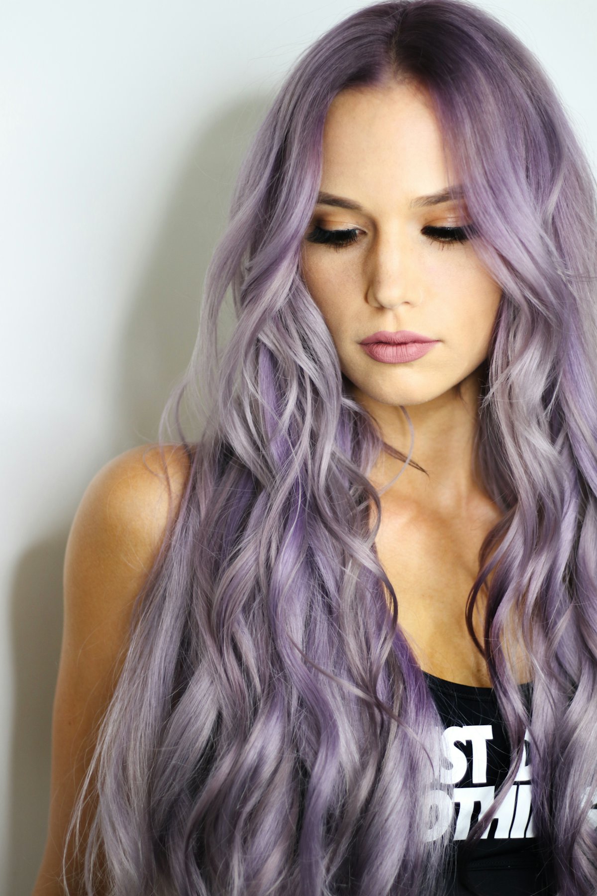 Cheveux longs ondulés aux reflets lavande