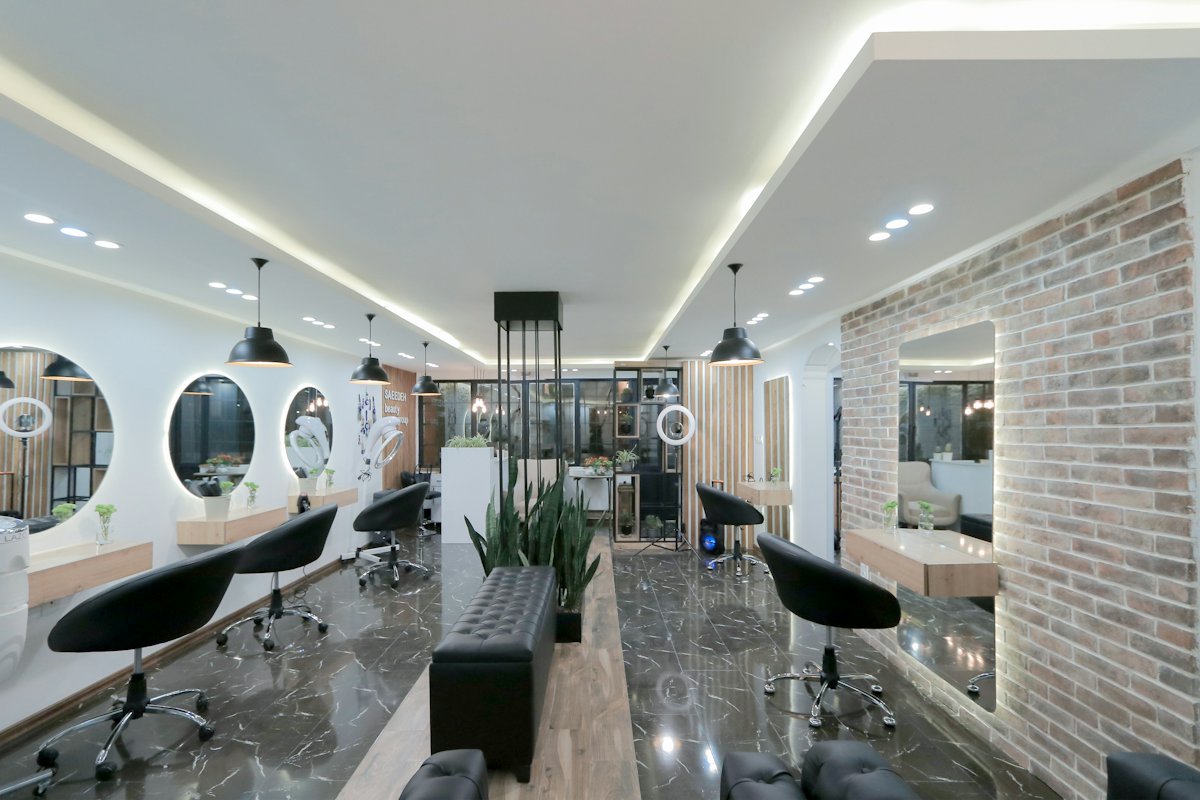 Salon aux miroirs ronds éclairés