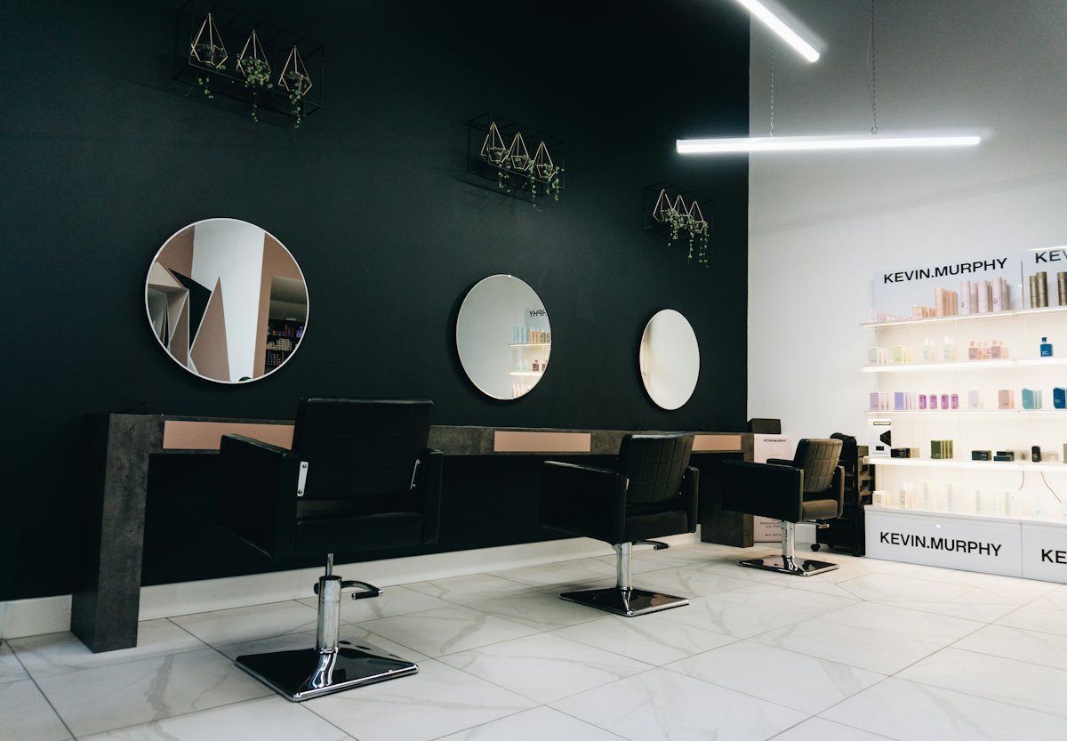 Salon aux murs sombres et miroirs ronds