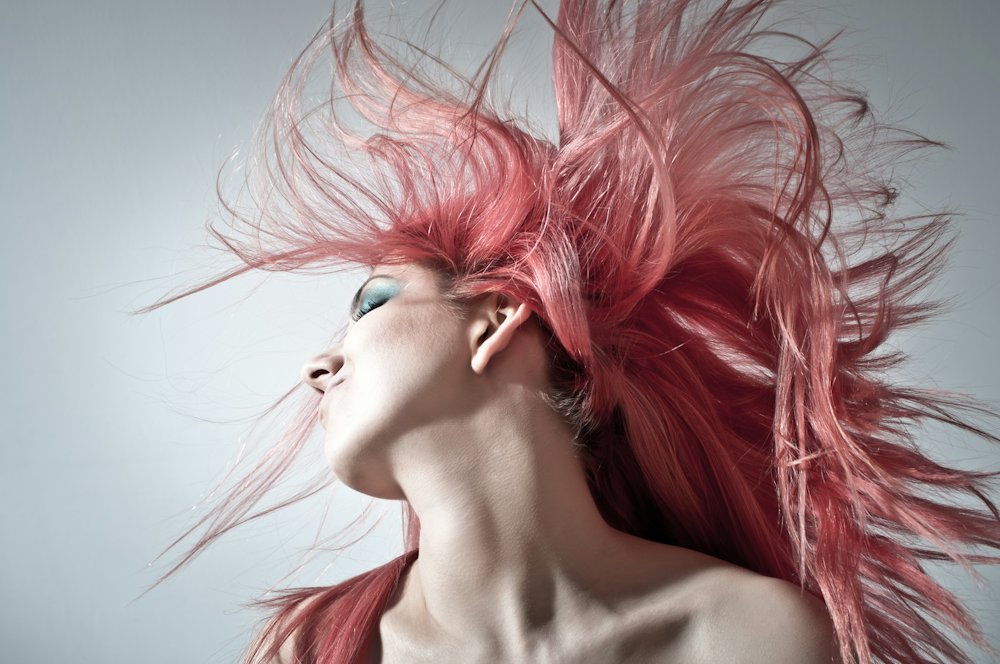 Chevelure rose en mouvement